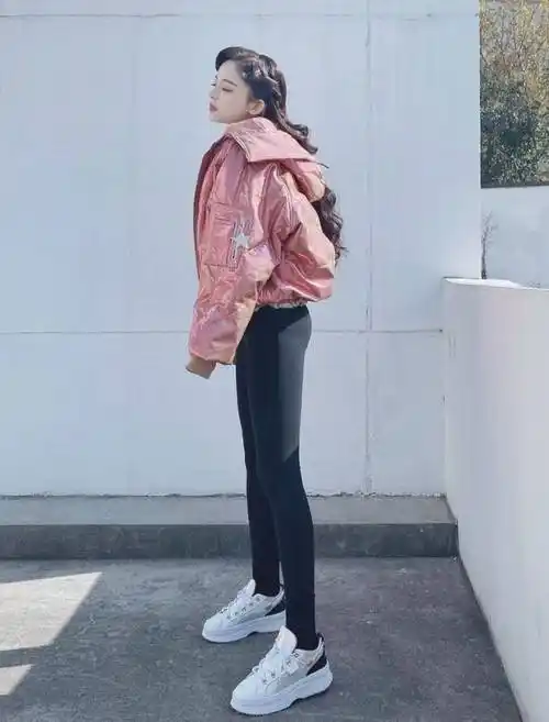 娜扎的腿真绝了,我90斤也挤不进的无痕裤,她却能穿出电棒腿_身材_黑色