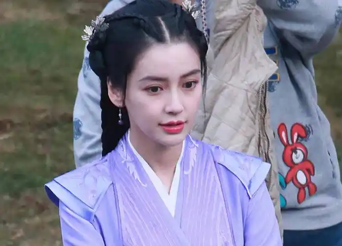 的杨颖造型唯美不落俗,身姿窈窕做风干练,虽说不惊艳但也达到古装水平