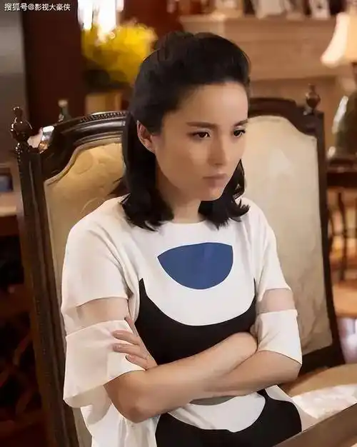 靳东老婆晒近照,46岁李佳头顶白发脸上无皱纹,自信明媚好漂亮!