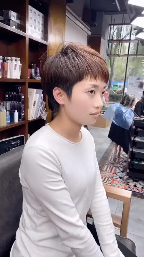 高级感短发 #漏耳短发 鬓角这样剪可以修饰脸型轮廓 弧形鬓角屑剪