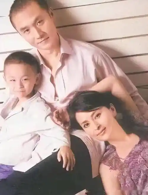 黄志忠:与何音离婚13年,55岁仍单身,前妻带孩子嫁小9岁许云帆