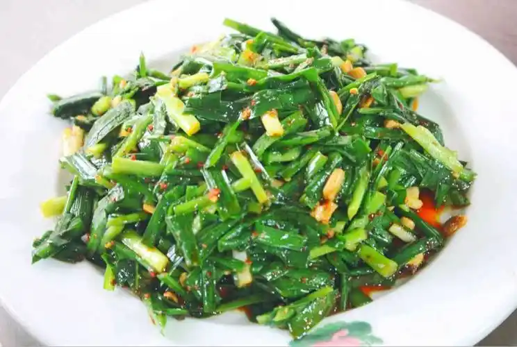 凉拌韭菜韭菜有浓浓的花生香味,它的调料中最重要的要数花生酱和辣椒