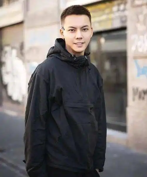 对比之前港系,韩系的发型,干净利落的寸头貌似把陈伟霆衬托得更帅了.