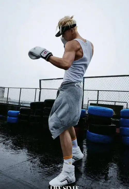 金发造型出镜,恰好的肌肉线条,少年荷尔蒙气息~1月13日,王子异《精品