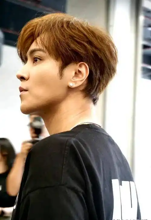 罗志祥现在的双眼皮实在是太宽了,双眼皮一宽男明星就会遇上姨化的