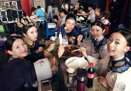 《延禧攻略》幕后花絮照,看样子抽烟的皇上是真的被绿了!