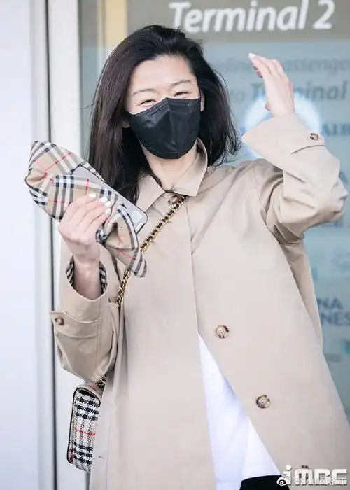 全智贤机场风衣穿搭