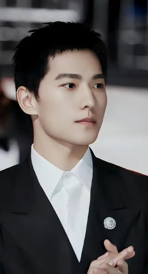 长得英俊帅气,却输在"个子矮"上,这4位男星的身高太不懂事了