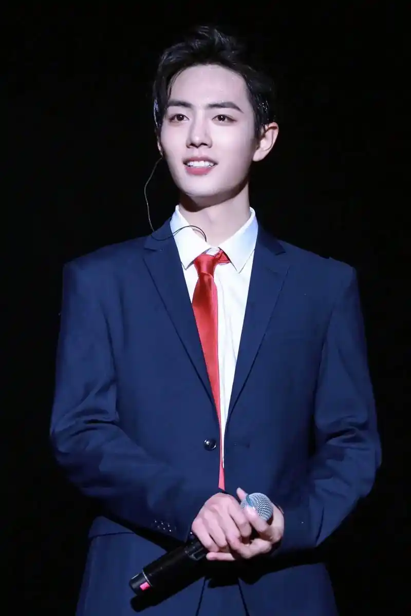 肖战蓝色西装舞台照高清写真壁纸美图