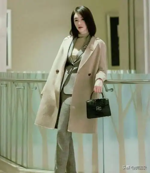 李小冉新剪了齐肩发年轻10岁,穿卡通t恤 牛仔裤,嫩得像换了个人