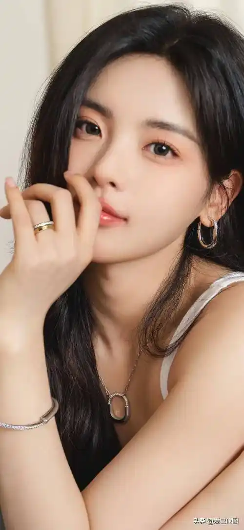 了中国内地新星杨超越各个时期经典的艺术超清原图写真壁纸七十七张供