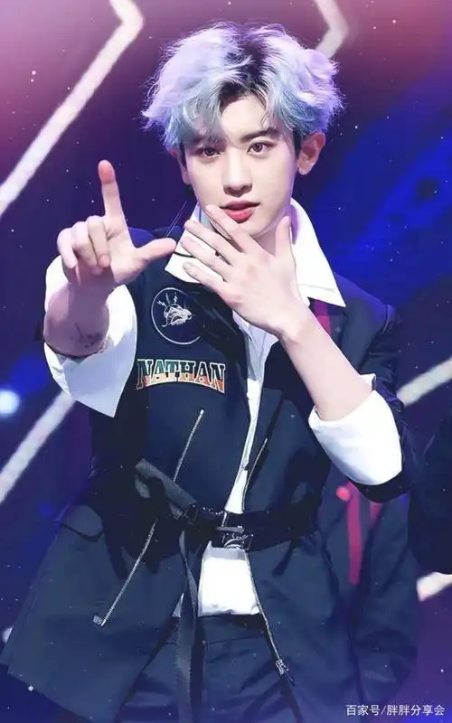 朴灿烈的银发简直就是吸引人的利器,这么帅还这么有实力