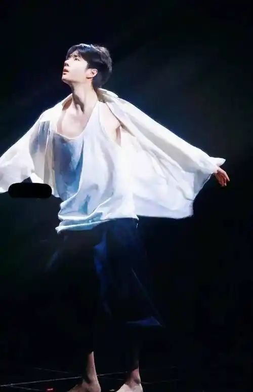 跨年晚会的男明星张艺兴被嘲,张杰修音响,王一博赤脚,最忙周深_舞台