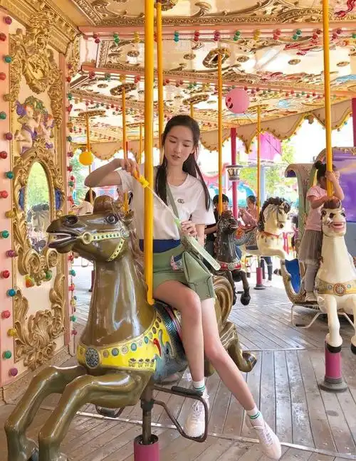 新生代演员王玉雯一身休闲着装现身游乐场清纯少女风十足