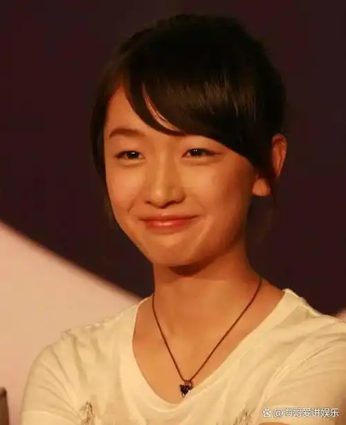 周冬雨是一位年轻有为的影视明星,她凭借着自己的才华和努力,已经获得