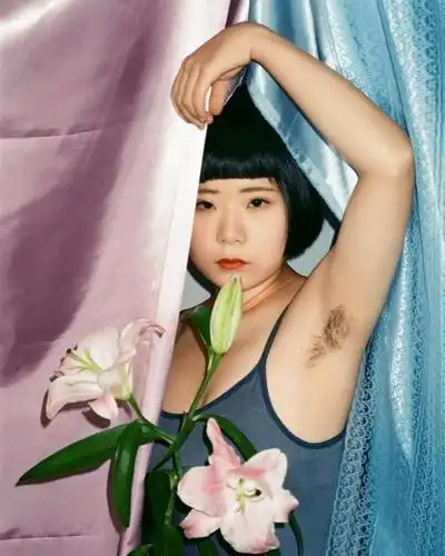 日本刀具公司展示模特儿腋毛的广告,背后到底有什么意思?