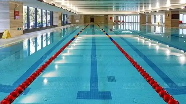 室内游泳馆作为一个休闲娱乐的场所,其照明灯具的选择至关重要.