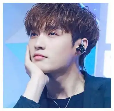 张艺兴的寸头,让人空灵,本以为很爷们,一看正脸遭全网打脸了!