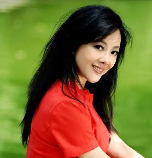 10岁父亲去世,刚出名就被男友诈骗400万,现在50岁依然单身!