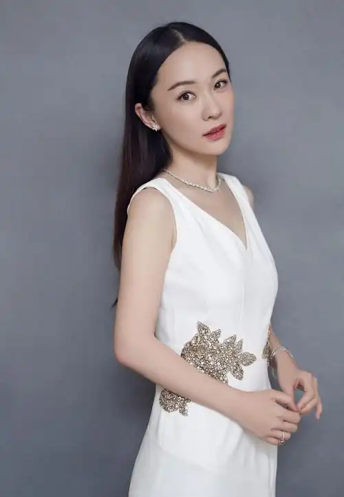 38岁霍思燕美回初恋,穿淡黄色抹胸裙与高颜值老公配一脸,真美