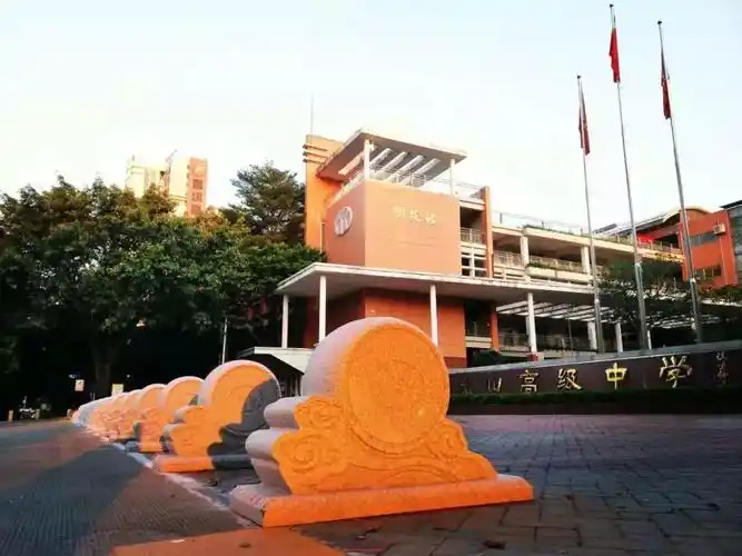 感恩祖国祖国万岁广州市禺山高级中学举行国庆升旗仪式