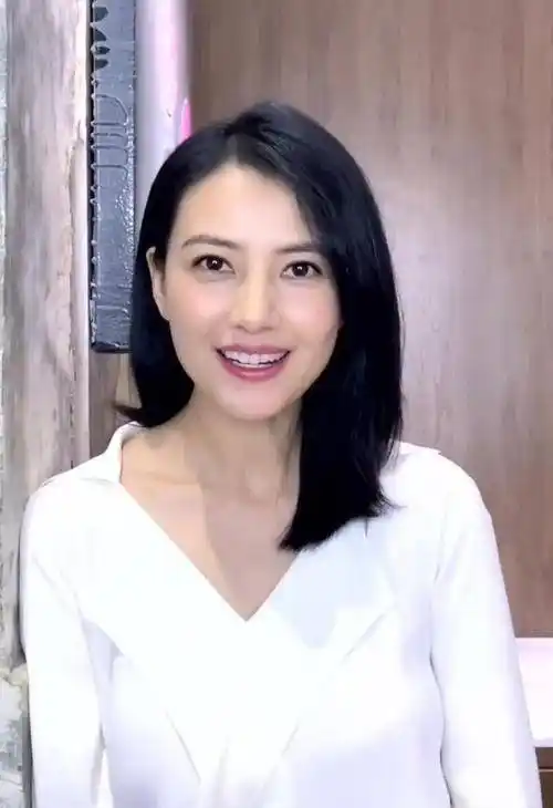 高圆圆没修图并不好看,法令纹有些明显,让整个人看起来很显老!