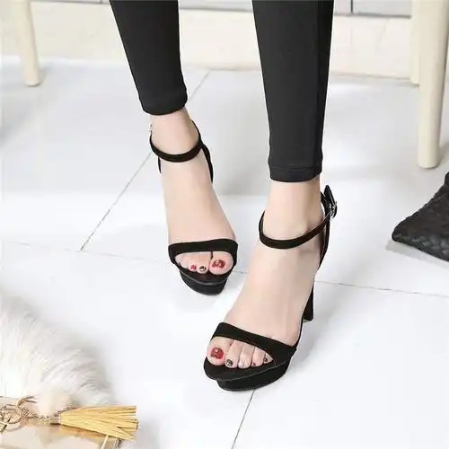 一字扣高跟凉鞋清爽显脚瘦, 女性夏日穿搭之选