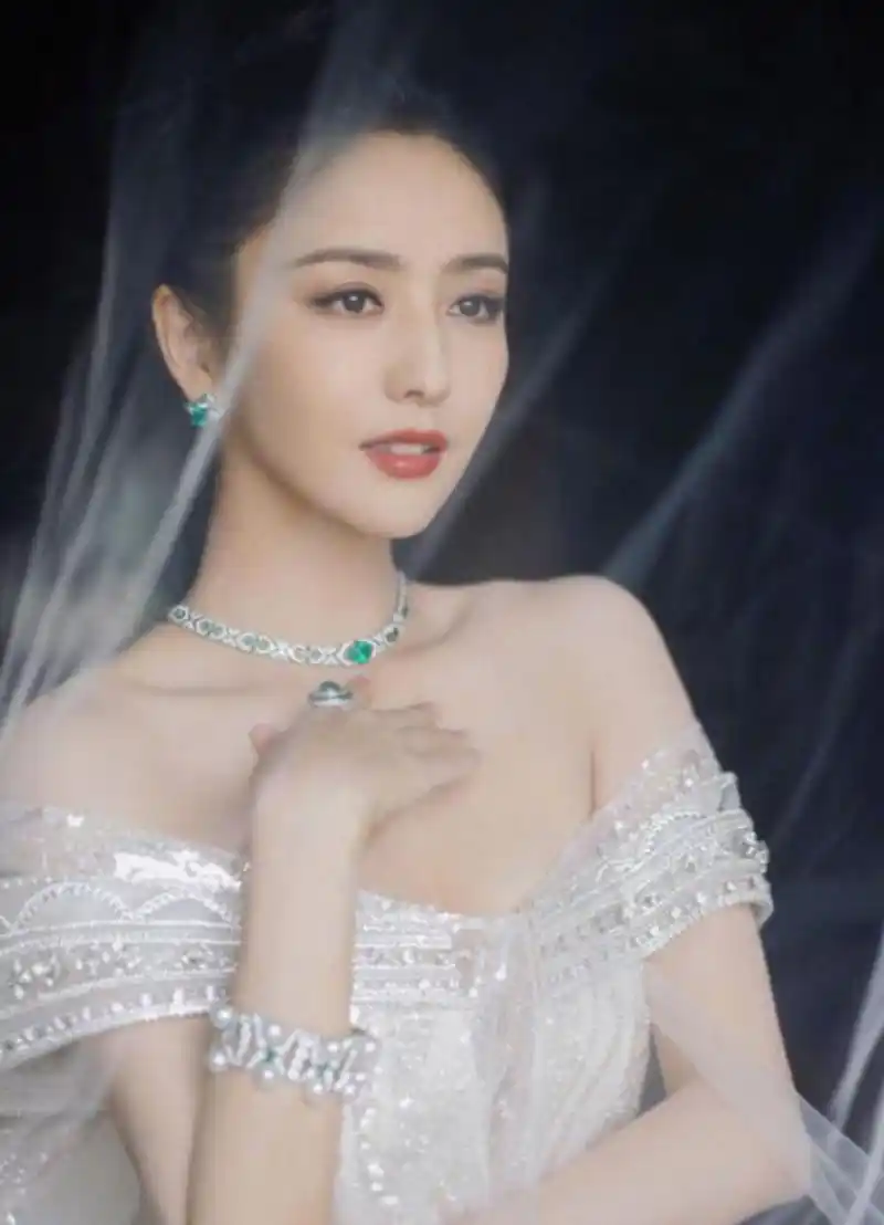 佟丽娅婚纱照!这是又要嫁人了吗?