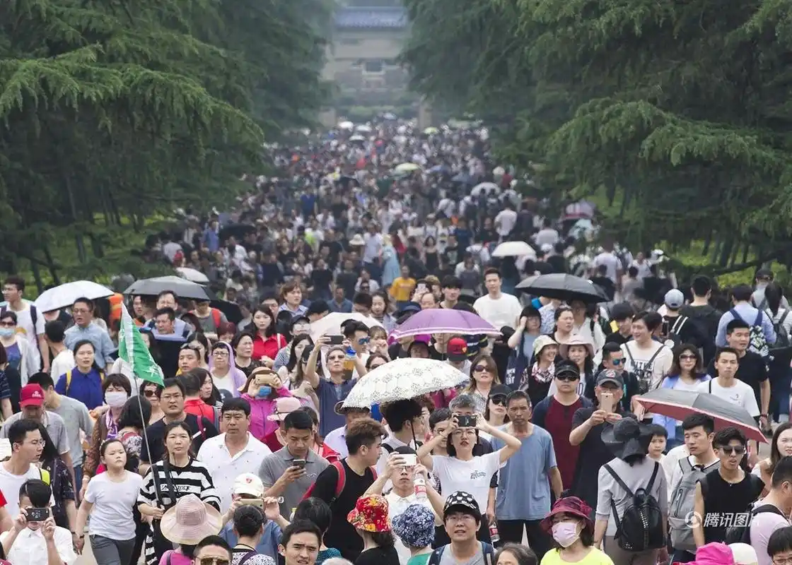1/62018年4月29日,五一假期首日,南京中山陵游客爆满开启"人海模式".