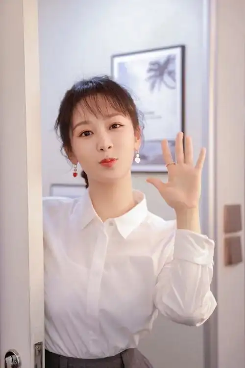 杨紫新年小兔紫祝福#杨紫新年小兔紫祝福来啦,活泼可爱的小猴紫惹情