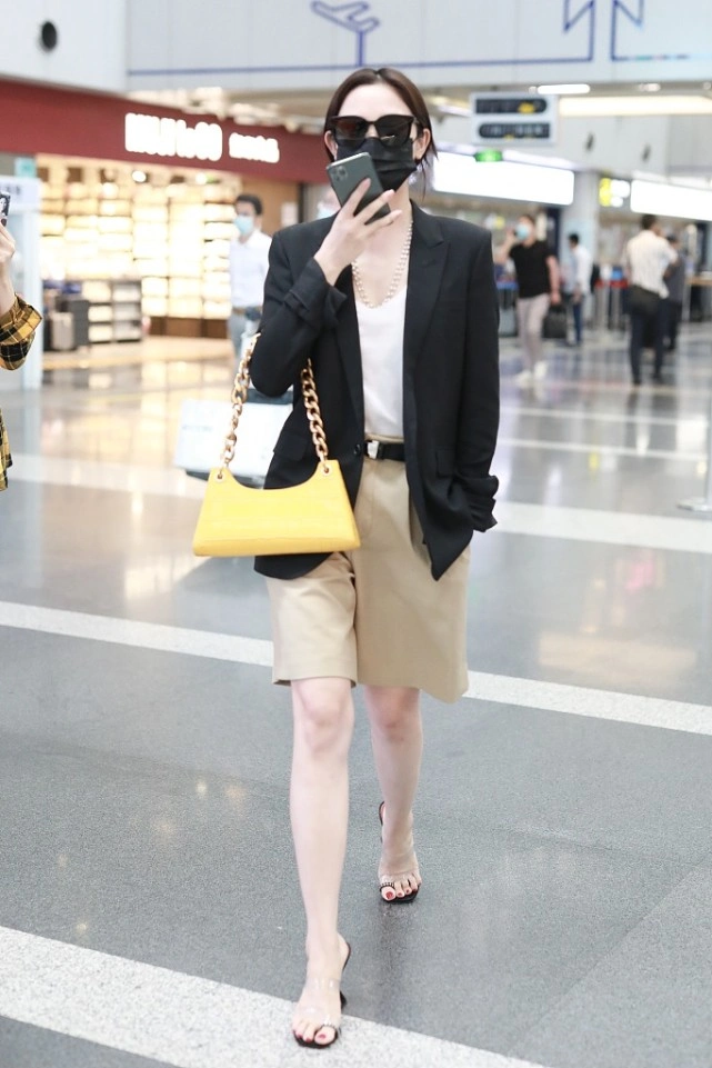 君九龄彭小苒日常穿搭有个性褪去古风滤镜更真实时尚俏皮