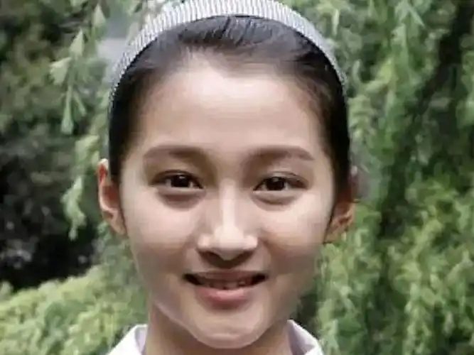 最近大火的关晓彤,以她绝对优势的身高与大长腿霸屏,年纪轻轻的她其实