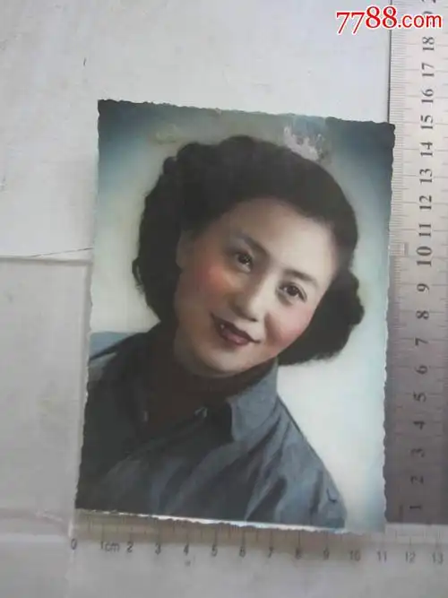 卷发美女留影(老照片)_价格40.0000元_第1张_7788收藏__中国收藏热线