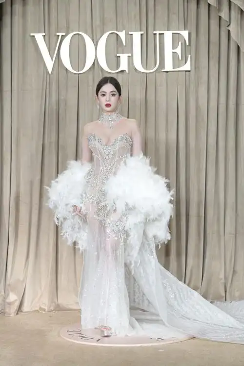 娜扎秒了#古力娜扎今日红毯生图,这套珍珠羽毛透视裙上大分了