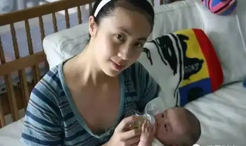 有了孩子多多后, 孙莉就放弃了自己的事业,彻底回归家庭,专心照顾女儿