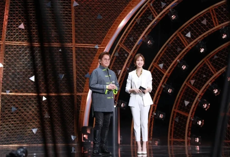 为什么撒贝宁每一档节目都带王嘉宁?