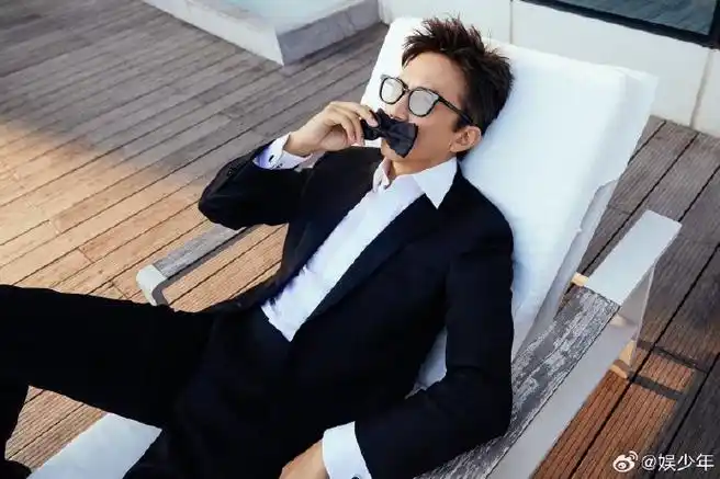 邓超金鸡奖造型#真的觉得非常的开心,邓导演真的好帅呀,跟西装适哦热