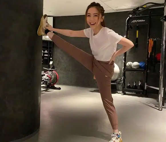 邓紫棋晒运动照,短袖t恤搭配破洞牛仔裤,春节前后身材对比明显 - 胜达