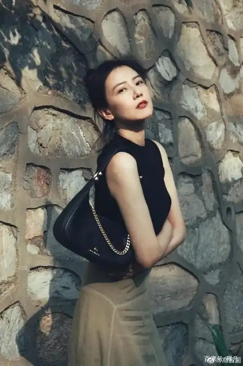 高圆圆夏日写真大秀白皙香肩!肤白貌美太性感撩人