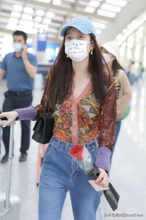 2023年5月19日,北京,张雪迎现身机场.身着印花衬衫时尚靓丽.