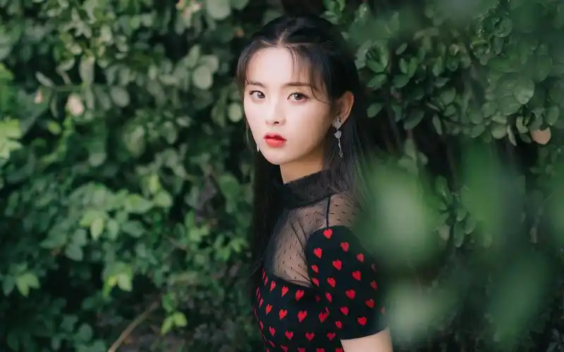 杨超越复古性感高清桌面壁纸