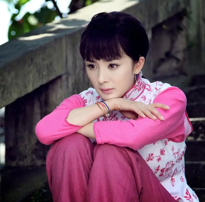 时尚的历史总是会在某个时刻反复被回顾,就像杨幂在《创造营2021》中