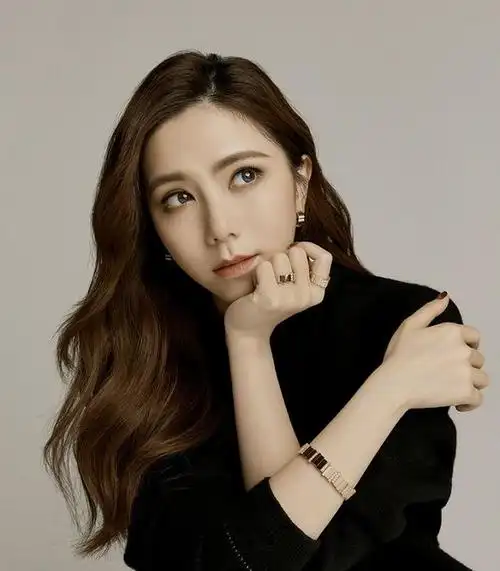 众所周知,邓紫棋身高157公分,虽然并不是很高,但体重却只有43.