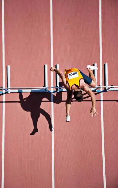 跑运动源于英国牧民跨越畜栏的旧习,18世纪末正式成为体育运动项目