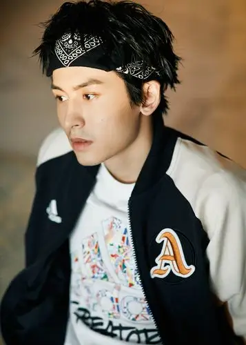 在今年的篮球世界杯决赛现场,演员张哲瀚一身简单运动装搭配街头风发