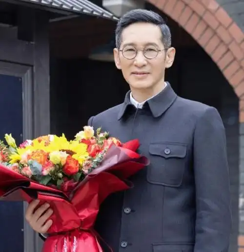 演员王劲松妈妈因疫情去世,悲痛公布死讯,母子俩最后合照曝光_网易