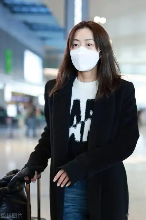 街拍:刘雯穿黑色大衣牛仔长裤气质出众走路带风_机场_刘雯_大衣