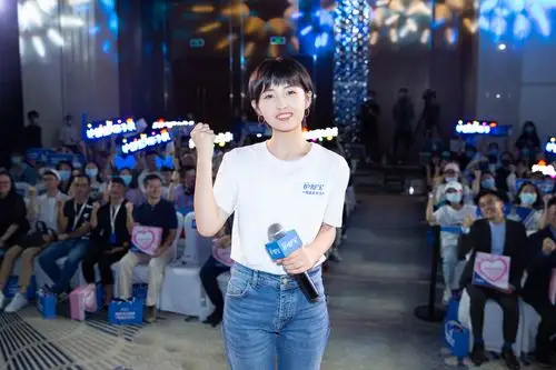 张子枫短发亮相成都见面会与粉丝默契互动尽展可爱亲和