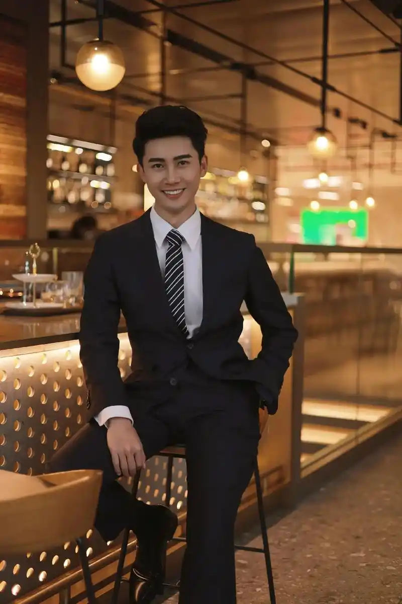 给一个朋友拍的西装革履街拍组照#拍照92 #男生穿搭 #西装 - 抖音