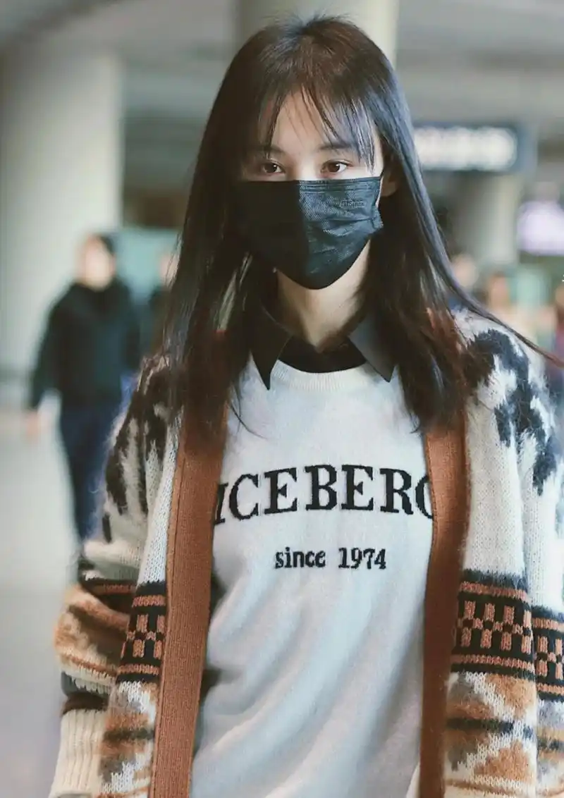 郑爽机场街拍身穿白色毛衣,清纯又减龄,活脱脱的甜美少女